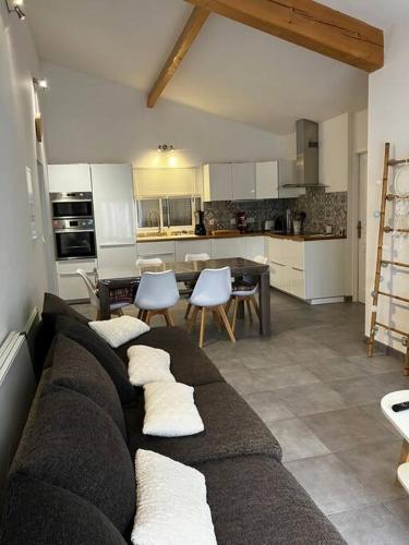 un salon avec un canapé et une cuisine dans l'établissement Appartement à la campagne, proche mer, à Hyères