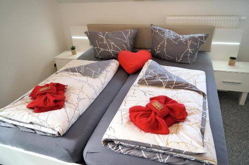 Кровать или кровати в номере Erzgebirgshotel Misnia Bärenfels