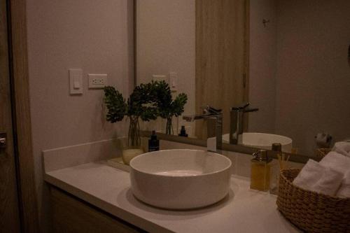 W łazience znajduje się umywalka i lustro. w obiekcie Apartamento con piscina privada Morros Io w mieście Cartagena de Indias