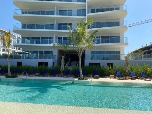 un hotel con piscina frente a un edificio en Apartamento con piscina privada Morros Io, en Cartagena de Indias