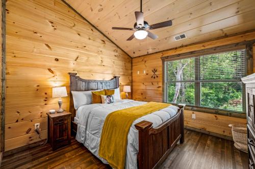 Schlafzimmer mit einem Bett und einem Deckenventilator in der Unterkunft Into the Mystic in Sevierville