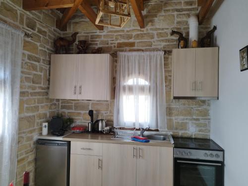 Kuchyň nebo kuchyňský kout v ubytování Marianna Sea View Stone House