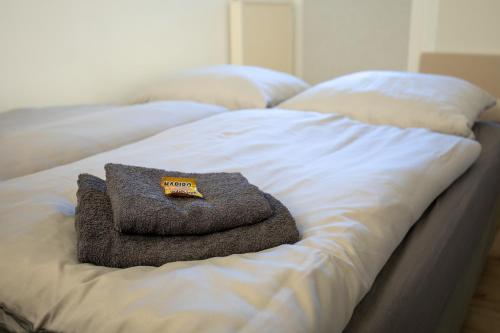 uma toalha sentada em cima de uma cama em Ferienappartement Winterberg - Bikepark um die Ecke em Winterberg