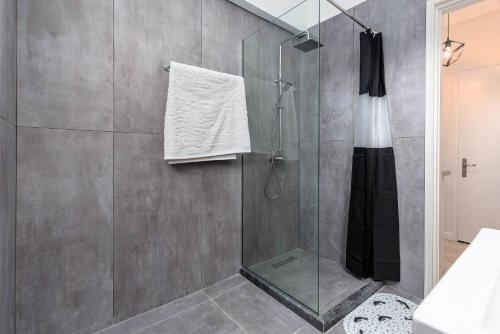 een douche met een glazen deur in de badkamer bij Luna solari Apartment in Mantoúkion