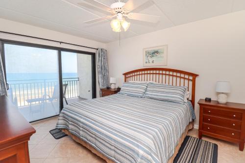 um quarto com uma cama e vista para o oceano em Windjammer 304 em Saint Augustine