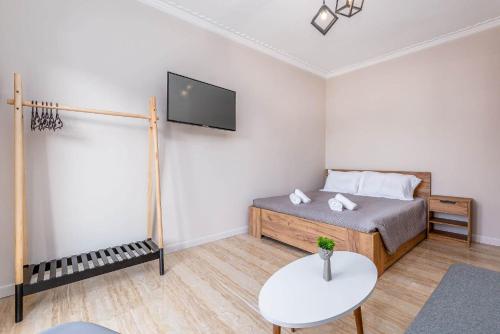 een slaapkamer met een bed en een tv aan de muur bij Luna solari Apartment in Mantoúkion