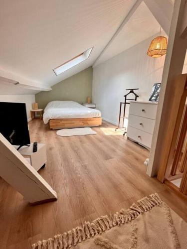 - une chambre avec un lit et une commode dans l'établissement North cosy house - Douai Centre, à Douai