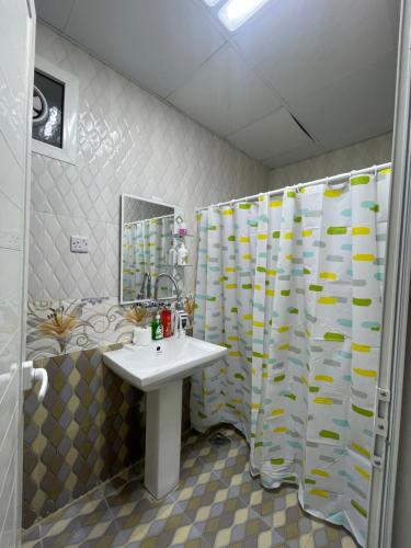 y baño con lavabo y ducha. en Private 2Bedroom Villa with T&B and Kitchenette near Abu Dhabi International Airport en Abu Dabi