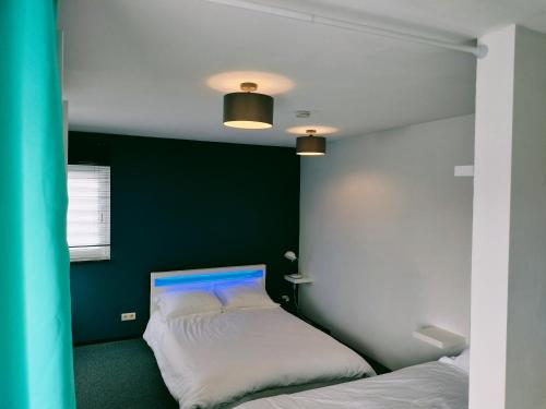 祖騰達爾的住宿－In Het Spoor Van De Vos，一间卧室设有一张床和绿色的墙壁