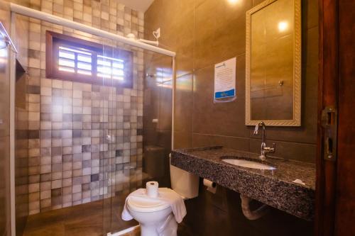 une salle de bain avec toilettes et lavabo dans l'établissement Vila Bella Barra Grande, à Barra Grande
