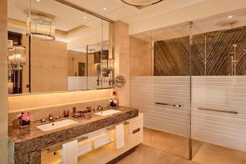 y baño con 2 lavabos y ducha. en The Ritz-Carlton, Astana en Astaná