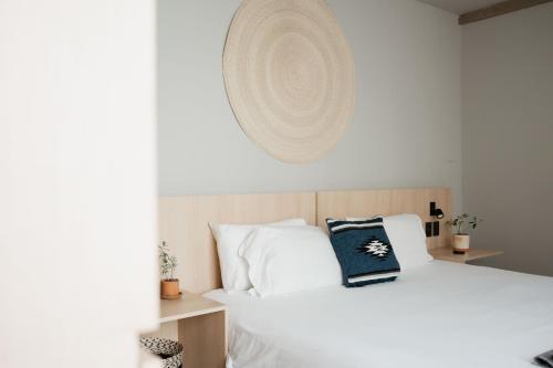 1 dormitorio con 1 cama con almohadas blancas en Casa Lomah Napoles WTC, en Ciudad de México