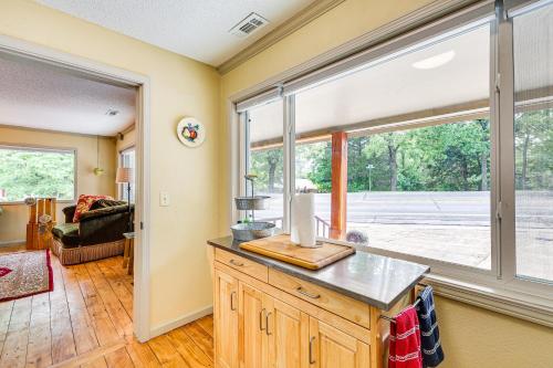 ユーレカ・スプリングスにあるEureka Springs Rental - Walk to Downtown!の大きな窓と机のあるキッチン