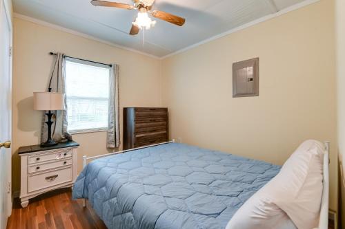- une chambre avec un lit et un ventilateur de plafond dans l'établissement Cozy Edenton Vacation Rental with Boat Dock Access!, à Edenton