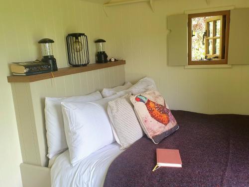 Katil atau katil-katil dalam bilik di Shepherd's Hut @ The Old Forge Glamping