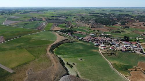 an aerial view of a golf course with a village at Las diez ovejas alojamiento rural 