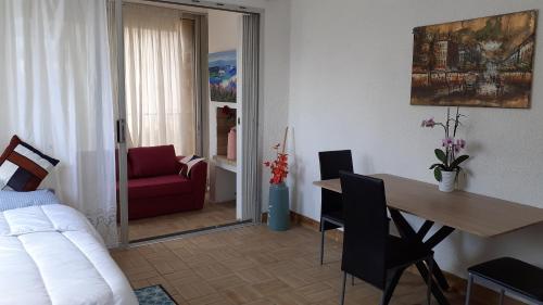 Cette chambre comprend un lit, une table et un canapé. dans l'établissement La Marina, à Canet