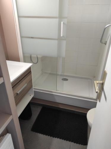 une salle de bain avec douche et toilettes dans l'établissement Résidence Orion position centrale piscine parking privé terrasse, au Cap d'Agde