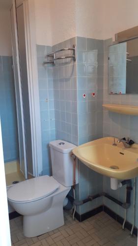une salle de bain avec toilettes et lavabo dans l'établissement La Marina, à Canet