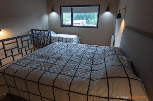 מיטה או מיטות בחדר ב-Departamento Lake Soul Villa La Angostura