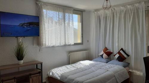 une chambre avec un lit et une grande fenêtre dans l'établissement La Marina, à Canet