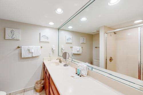 W łazience znajduje się umywalka i lustro. w obiekcie Edgewater Beach Resort 311 w mieście Destin
