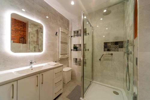ウッチにあるLodz4rent - Premium Apartment - PIOTRKOWSKA - Garaż - Wakacje 2024のバスルーム(シャワー、シンク付)
