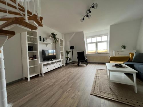a living room with a couch and a tv at Wunderschöne Wohnung mit Balkon in Plauen in Plauen
