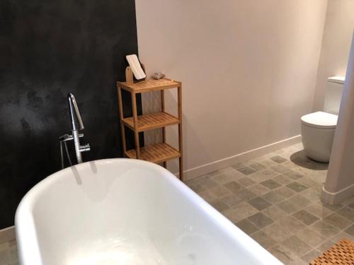 une salle de bain avec baignoire et toilettes dans l'établissement Villa Castillon, à Paradou