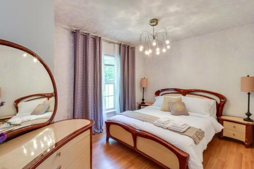 ein Schlafzimmer mit einem großen Spiegel und einem Bett in der Unterkunft Pet-Friendly New York Vacation Rental with Balcony in Loch Sheldrake