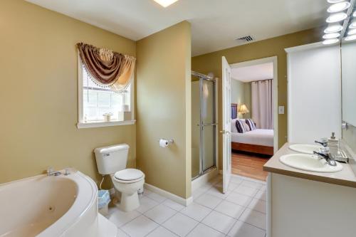 ein Badezimmer mit einer Badewanne, einem WC und einem Waschbecken in der Unterkunft Pet-Friendly New York Vacation Rental with Balcony in Loch Sheldrake