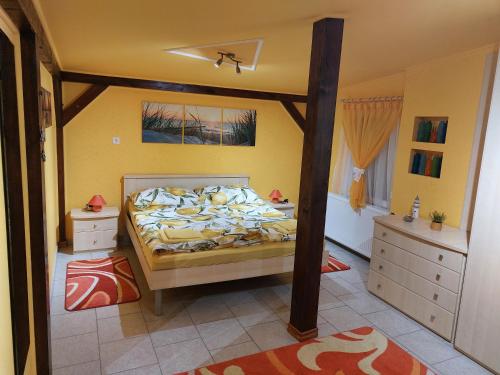 een slaapkamer met een bed met een houten frame bij Biagio apartman in Balatonlelle