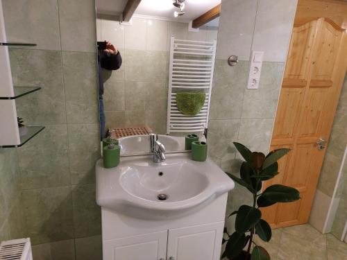 Biagio apartman في بالاتونليل: حمام مع حوض ومرآة