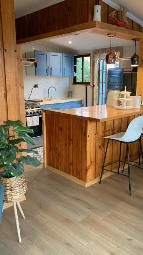 a kitchen with a large wooden island in a room at Hermosa Cábaña algarrobo a pasos de la playa in Algarrobo