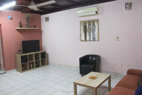 uma sala de estar com um sofá e uma mesa em Ranya em Bobo-Dioulasso