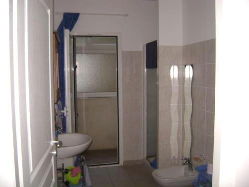 une salle de bain avec une douche, un lavabo et des toilettes dans l'établissement Ideal for relaxing, 50 m 2 of happiness, 6 nignts minimum, à Ajaccio