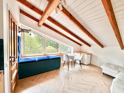 ein Wohnzimmer mit einem blauen Sofa und einem Tisch in der Unterkunft Gackowo in Ostróda