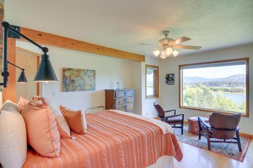 Tempat tidur dalam kamar di Pend Oreille Riverfront Cabin about 10 Mi to Newport!