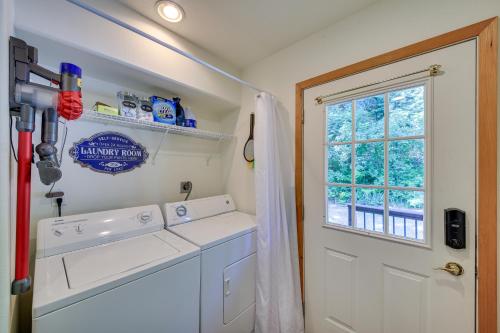 una lavanderia con lavatrice e finestra di Pend Oreille Riverfront Cabin about 10 Mi to Newport! a Newport