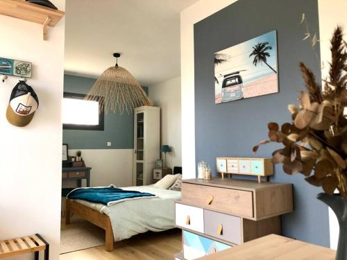 une chambre avec un lit et une commode dans l'établissement Maison familiale et spacieuse avec piscine, à Mios