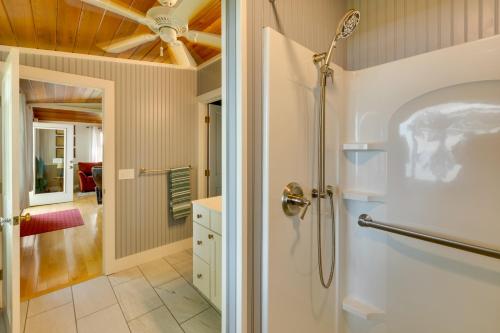 y baño con ducha a ras de suelo. en Cozy Lake Champlain Cottage with Private Beach!, en North Hero