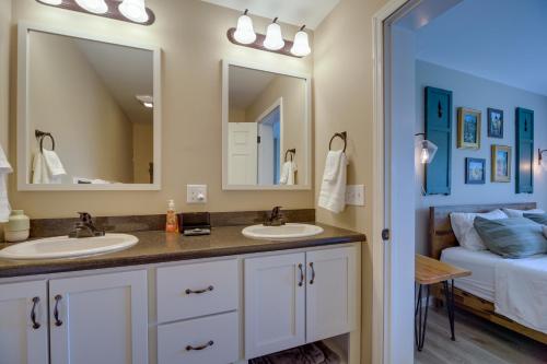 uma casa de banho com 2 lavatórios e uma cama em Hyde Park Vacation Rental Near 3 Ski Resorts! em Hyde Park
