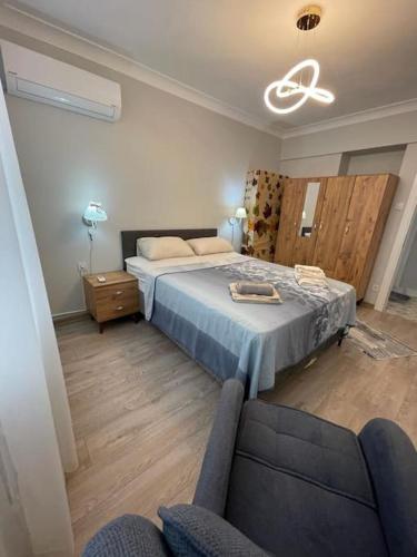 1 dormitorio con 1 cama, 1 silla y 1 sofá en The VIP Guest - Luxury Home in Nisantasi, en Estambul