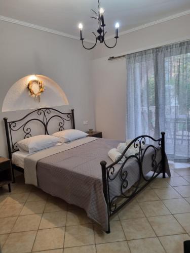 a bedroom with a bed and a chandelier at Marathon Studios & Apartments in Keri