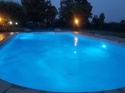 een groot zwembad met blauwe verlichting bij Loc.Cioccaie in Grosseto