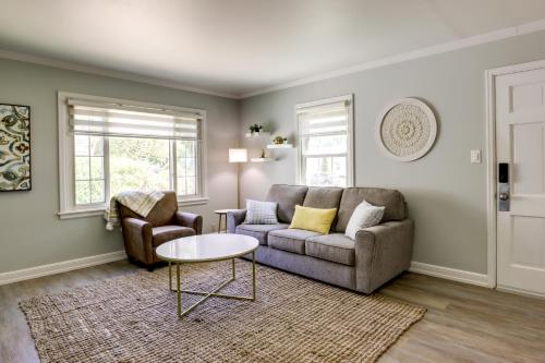 Χώρος καθιστικού στο Milwaukee Home with Serene Patio and Backyard Garden!