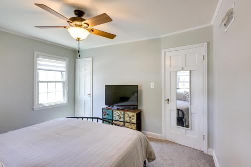 Μια τηλεόραση ή/και κέντρο ψυχαγωγίας στο Milwaukee Home with Serene Patio and Backyard Garden!