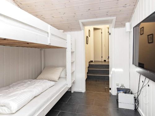 ブラーバンドにある10 person holiday home in Bl vandの二段ベッド2台、テレビが備わる客室です。