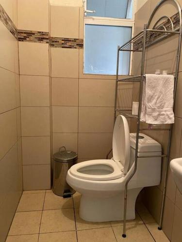 a small bathroom with a toilet and a window at Increible casa en renta en Cocoyoc Morelos in Cocoyoc