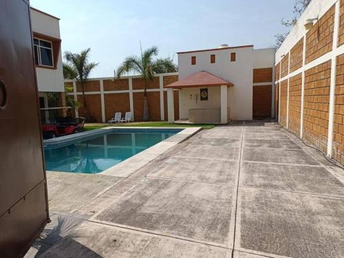 una casa con piscina al lado de un edificio en Increible casa en renta en Cocoyoc Morelos, en Cocoyoc